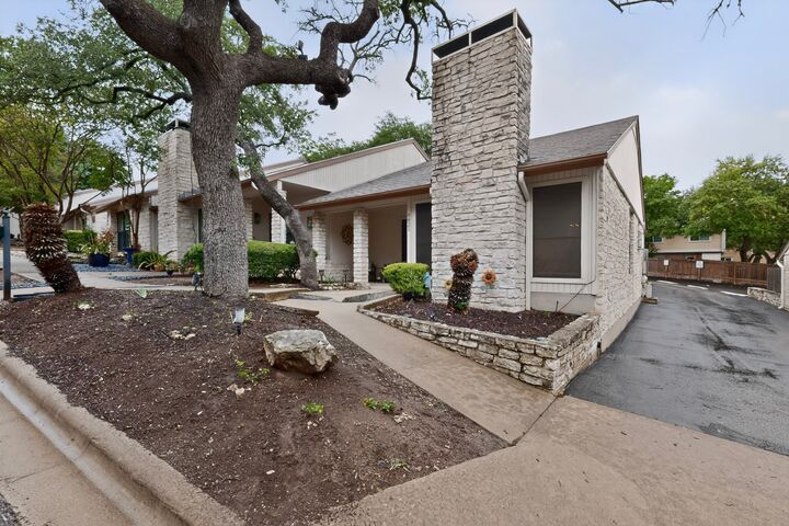 Property Photo:  8821 Honeysuckle Trail W  TX 78759 
