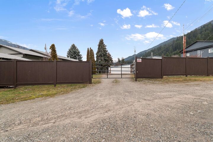 65321 Pine Close — photo 1