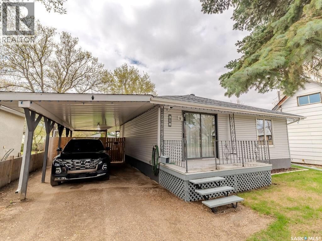 Property Photo:  316 1st Street E  SK S0L 0P0 