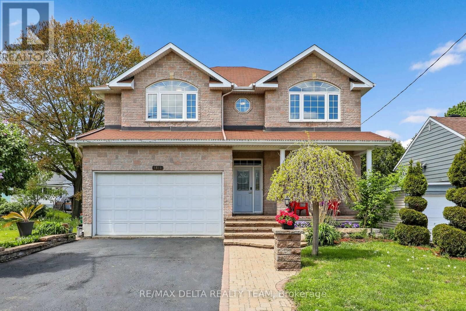 Property Photo: 1811 Kingsdale Avenue ON K1T 1H7