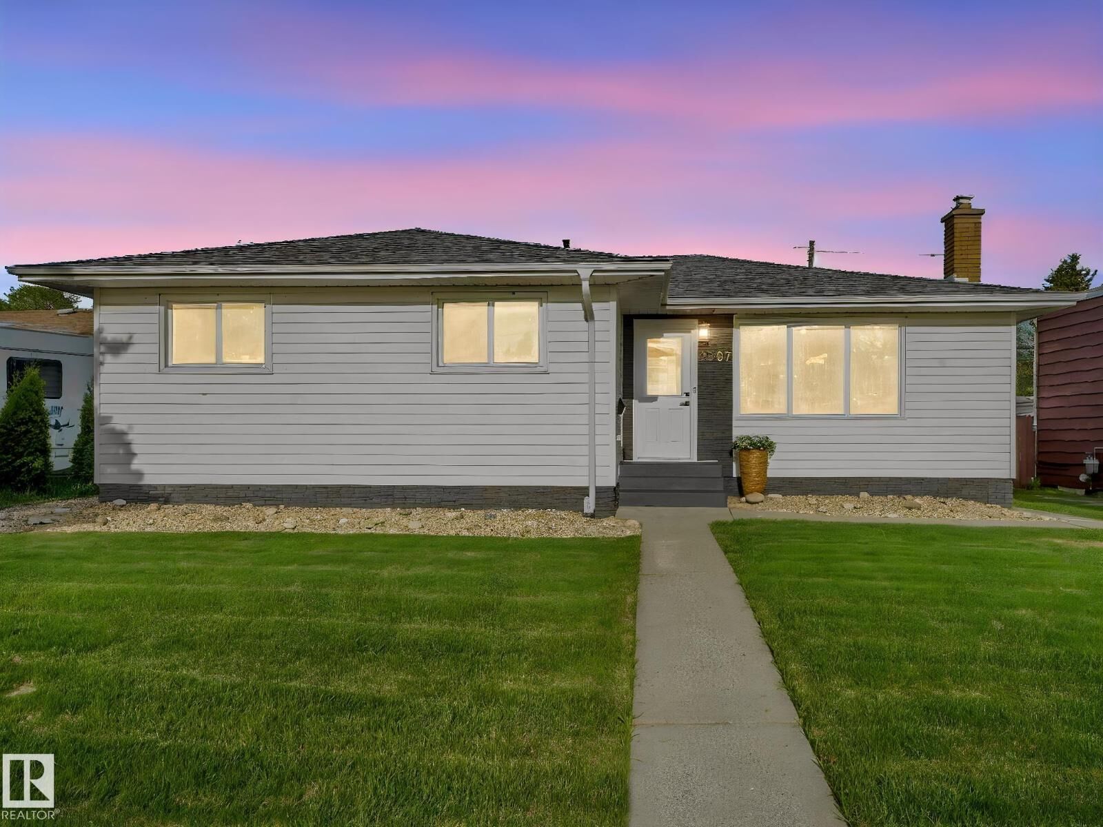 Property Photo:  9207 169 St NW NW  AB T5R 2X3 