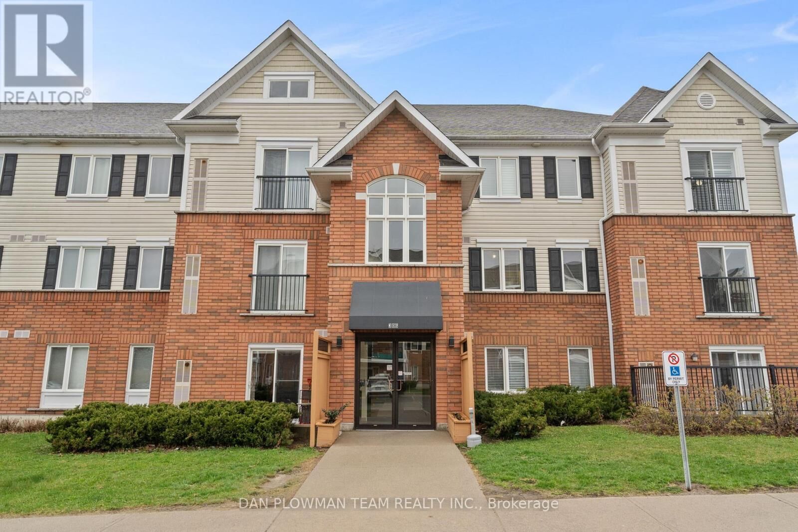 Property Photo:  306 Spillsbury Drive 209  ON K9K 0B5 