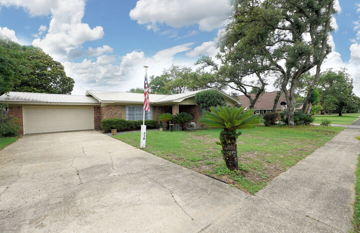 Property Photo: 319 NW Briarwood Circle FL 32548