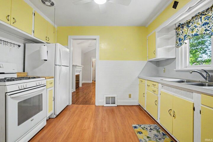 Property Photo:  118 S Highland Avenue  IN 46514-2058 