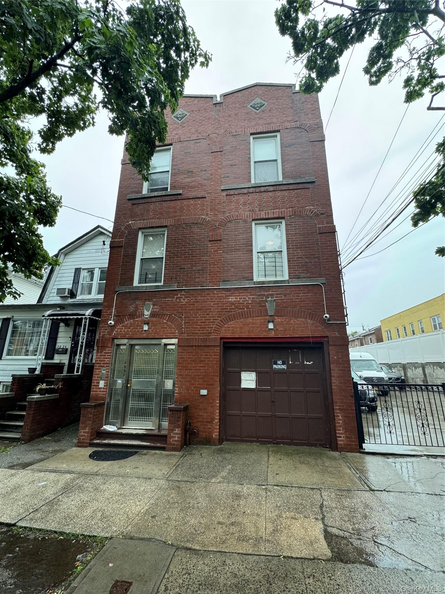 Property Photo: 2031 Tomlinson Avenue 1R NY 10461