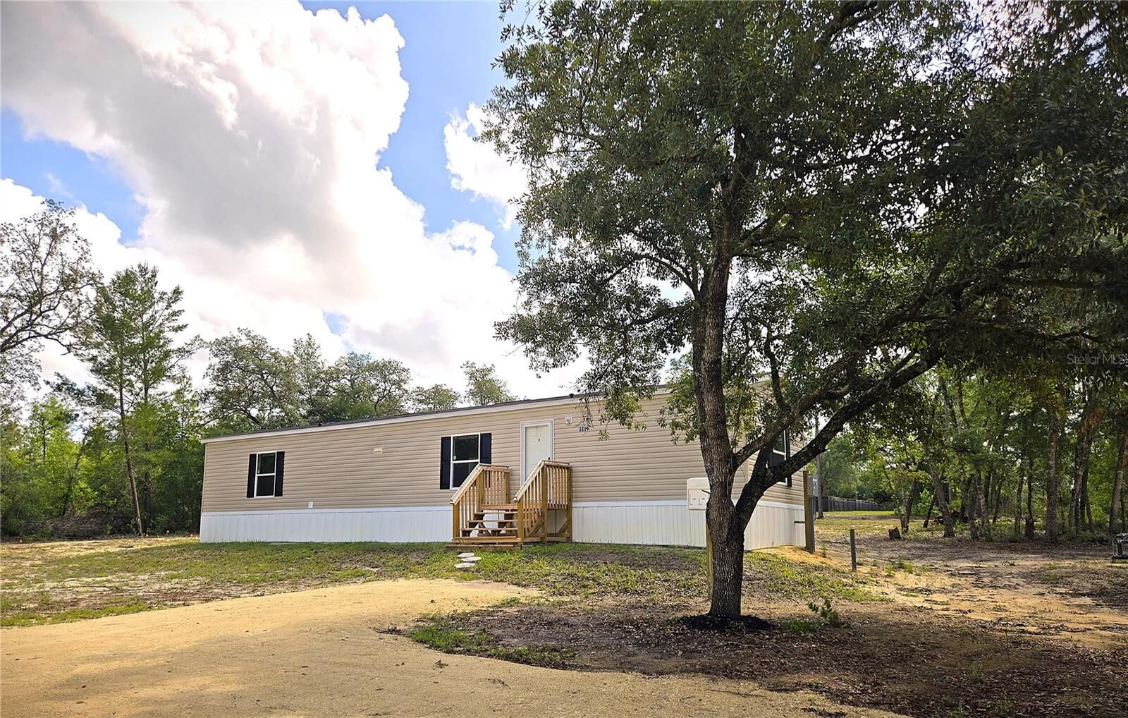 Property Photo: 8851 NE 105th Avenue FL 32621