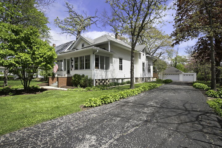 Property Photo:  155 S Slusser Street  IL 60030 