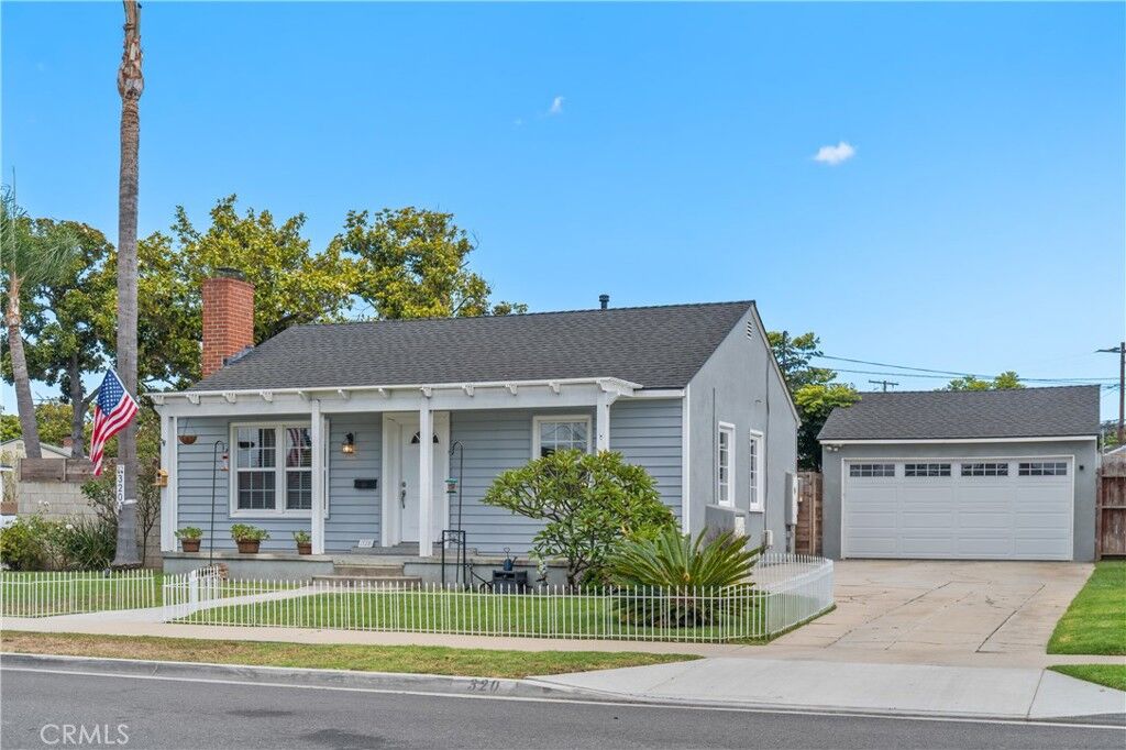 Property Photo: 320 E 44th CA 90807