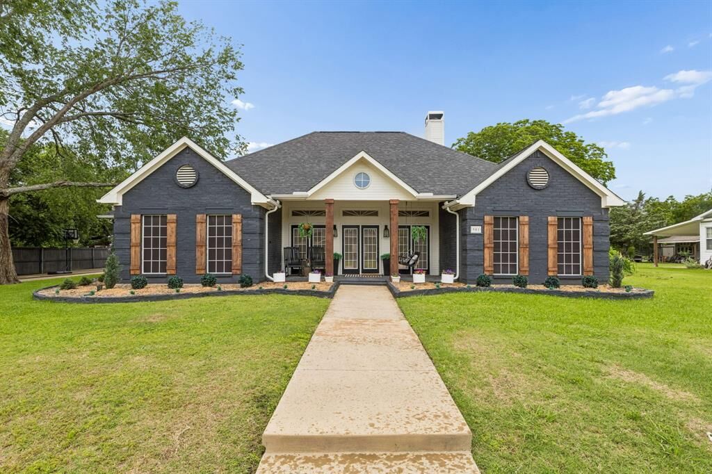 Property Photo: 901 Wood Street TX 75189