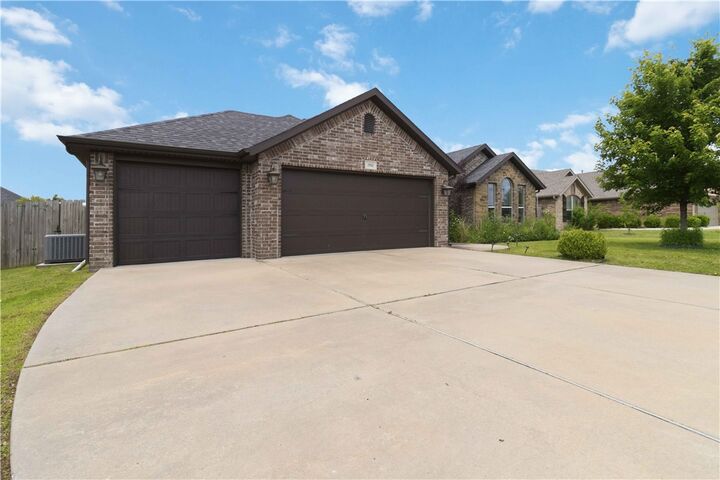 Property Photo:  1900 SW Birch Street  AR 72713 