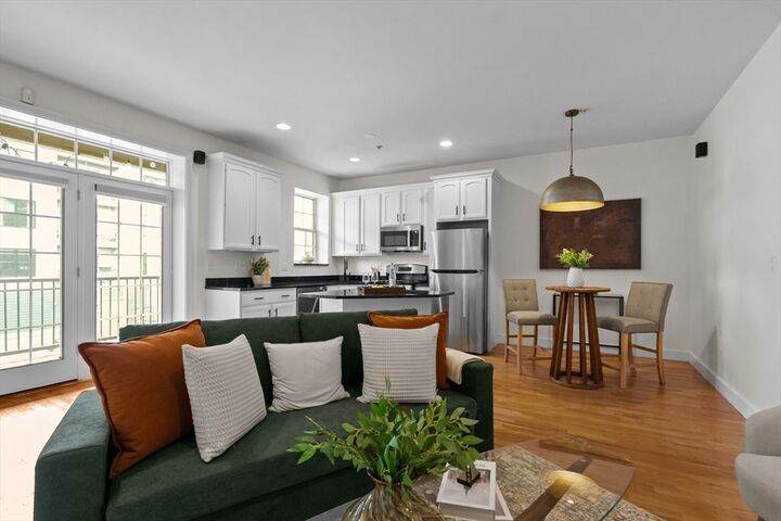 Property Photo:  381 W Broadway 4  MA 02127 