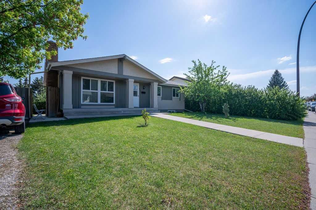Property Photo:  139 Maitland Road NE  AB T2A 4Z3 