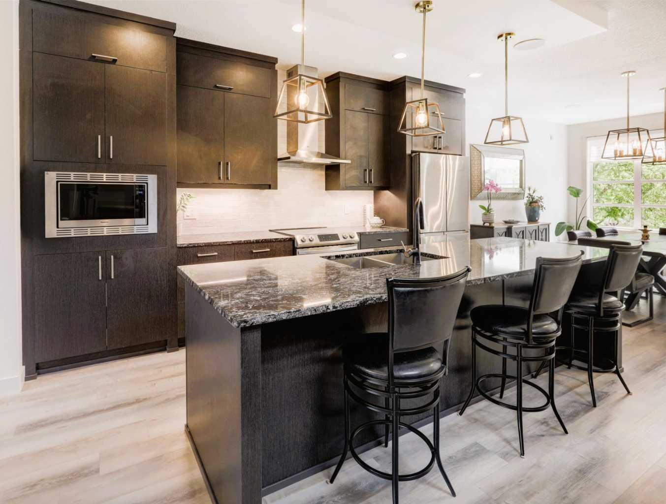 Photo de la propriété:  4520B 17 Avenue NW  AB T3B 0P1 