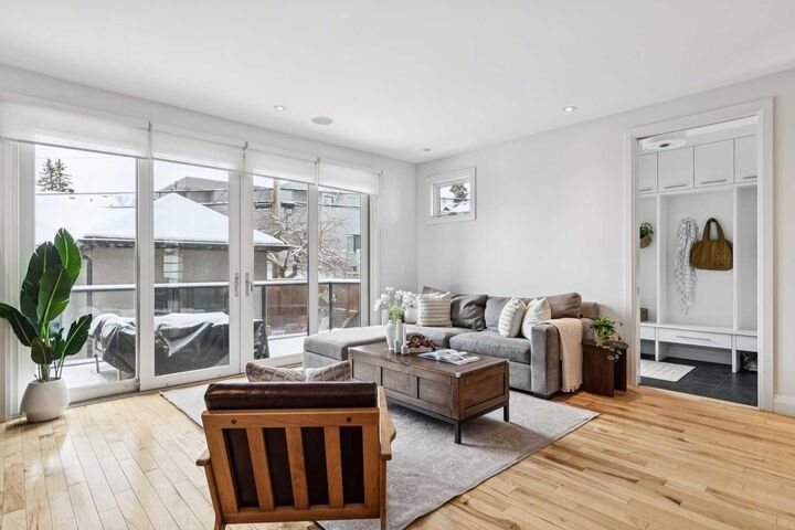 Property Photo:  2707 1 Avenue NW  AB T2N 0C7 
