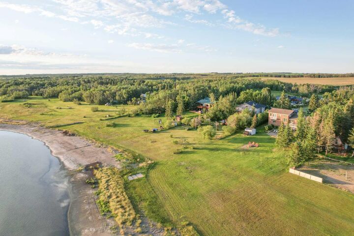 Property Photo: 642 Cedar Way AB T0B 1M0