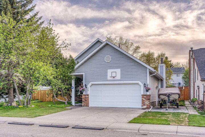 Property Photo: 39 Woodmont Way SW AB T2W 4L7