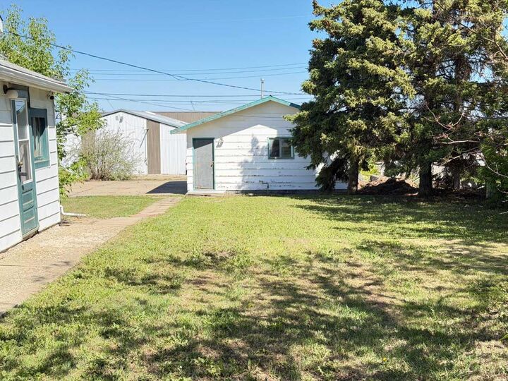 Property Photo: 5027 46 Avenue AB T0H 3G0