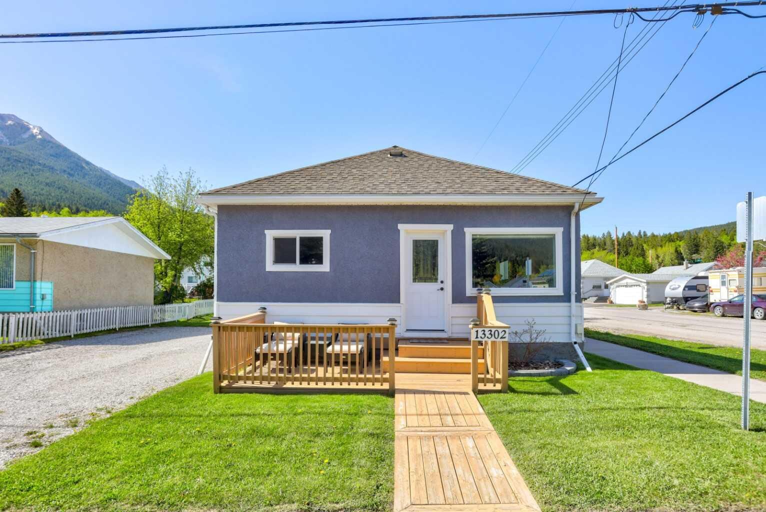 Property Photo:  13302 17 Avenue  AB T0K 0E0 