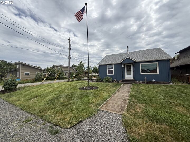 Property Photo: 2906 Elmira Rd OR 97402