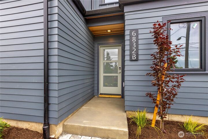Property Photo: 6832 B 47th Avenue NE WA 98115