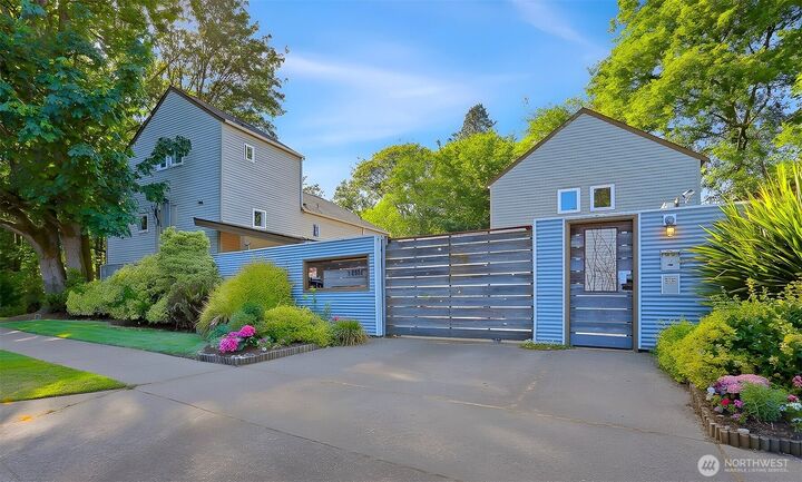 Property Photo:  3406 W Government Way 7  WA 98199 