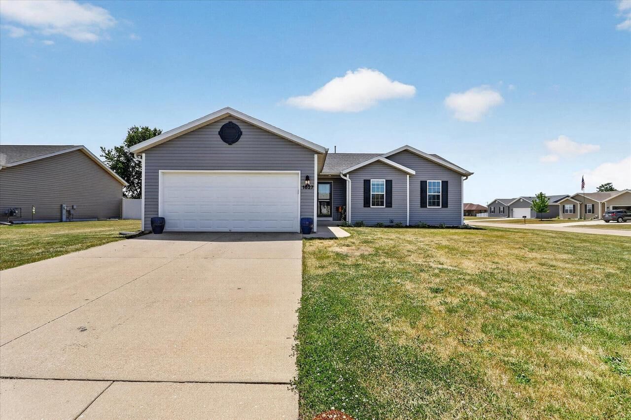 Property Photo:  1627 Redwood Drive  WI 53548 