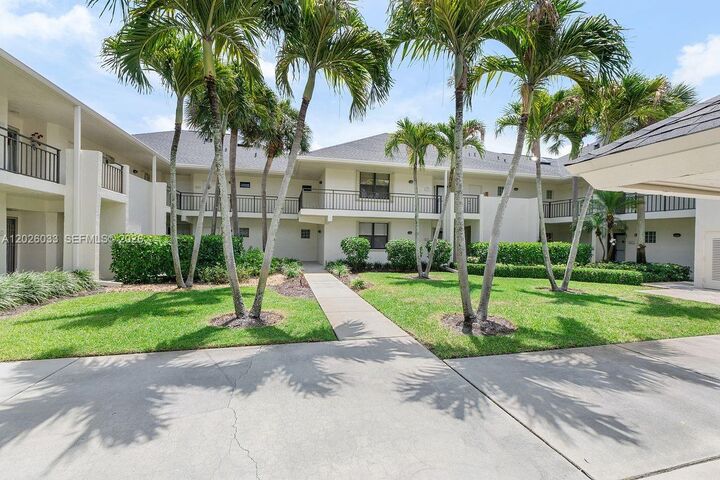Property Photo:  10411 SE Terrapin Place 203  FL 33469 