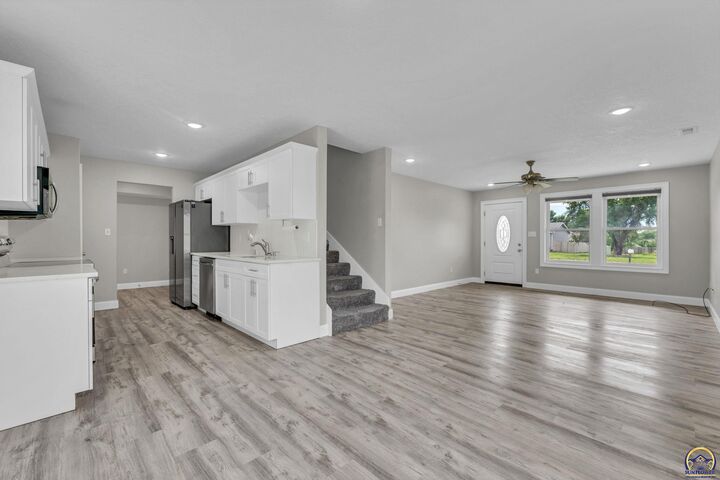 Property Photo:  3322 SE Long St  KS 66605 