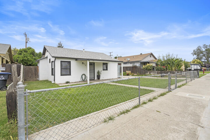 Property Photo:  813 N Hall Street  CA 93291 