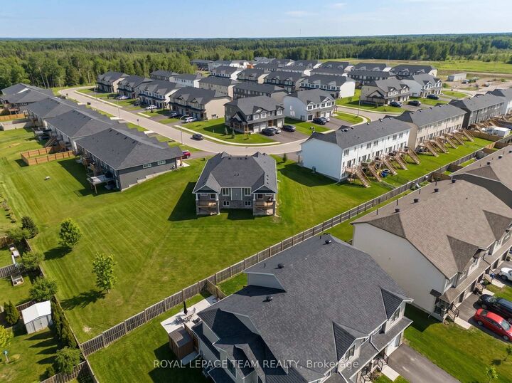 Property Photo:  52 Whitcomb Crescent  ON K7A 0C2 