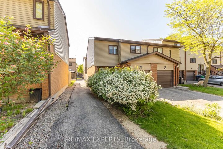 Property Photo: 31 Carleton Place ON L6T 3Z4