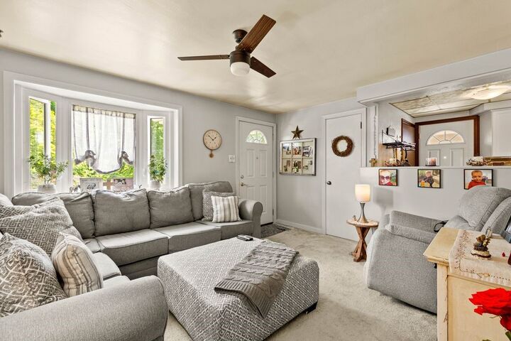 Property Photo:  942 Scenery Dr  PA 15037 