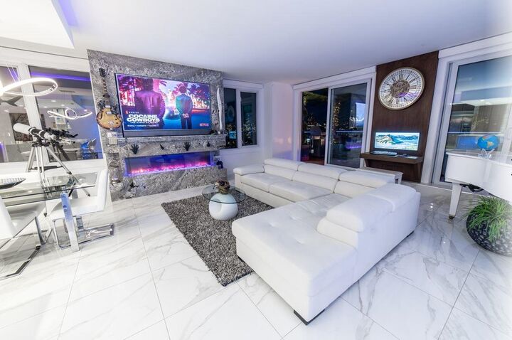 Property Photo:  199 Drake Street Ph  BC V6Z 2Y8 