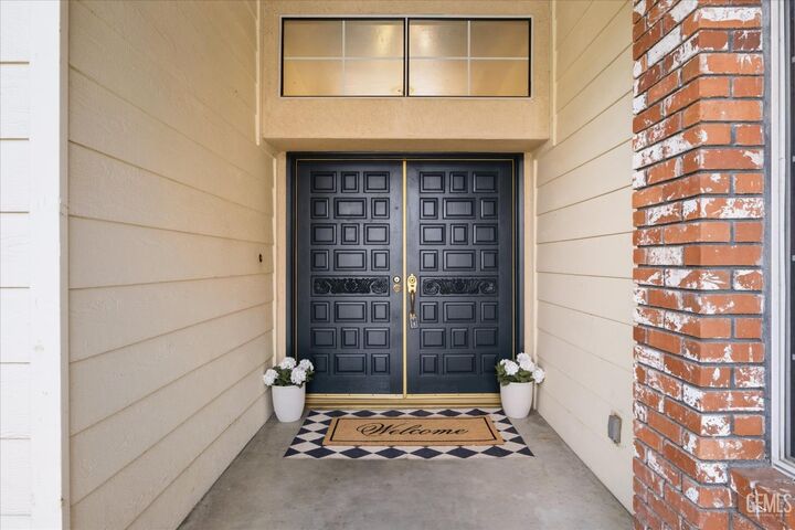 Property Photo:  9901 Mesa Oak Drive  CA 93311 