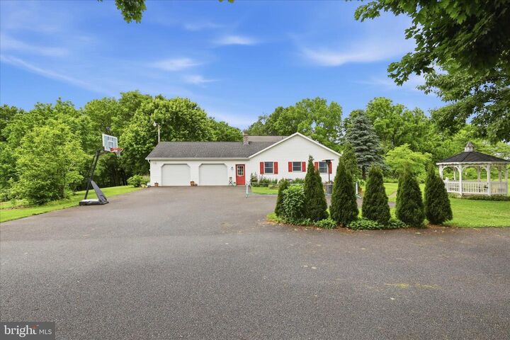 Property Photo:  2588 Mount Pleasant Road  PA 17552 