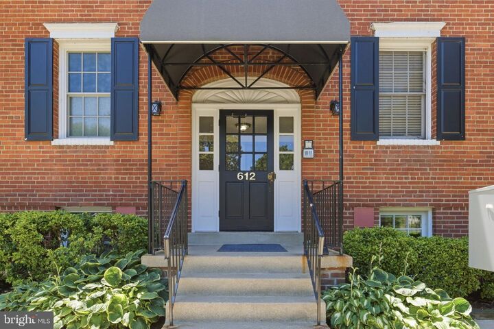 Property Photo:  612 Bashford Lane 1222  VA 22314 