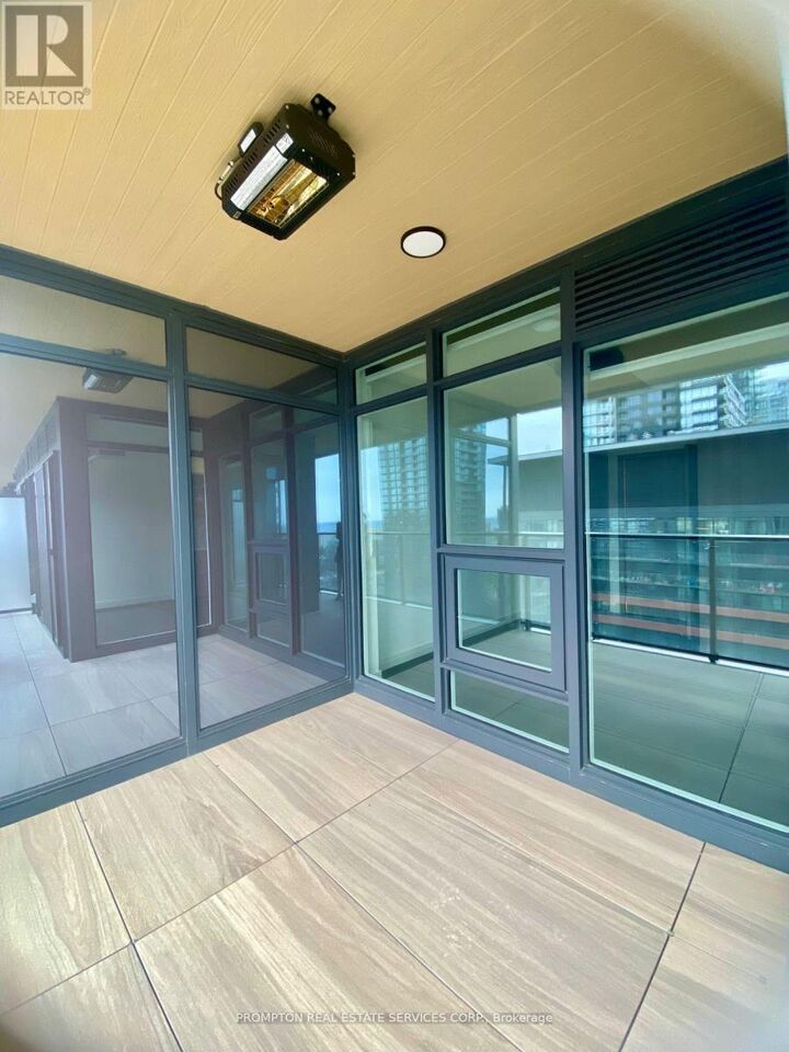 Property Photo: 3 Concord Cityplace Way 1802 ON M5V 0X4