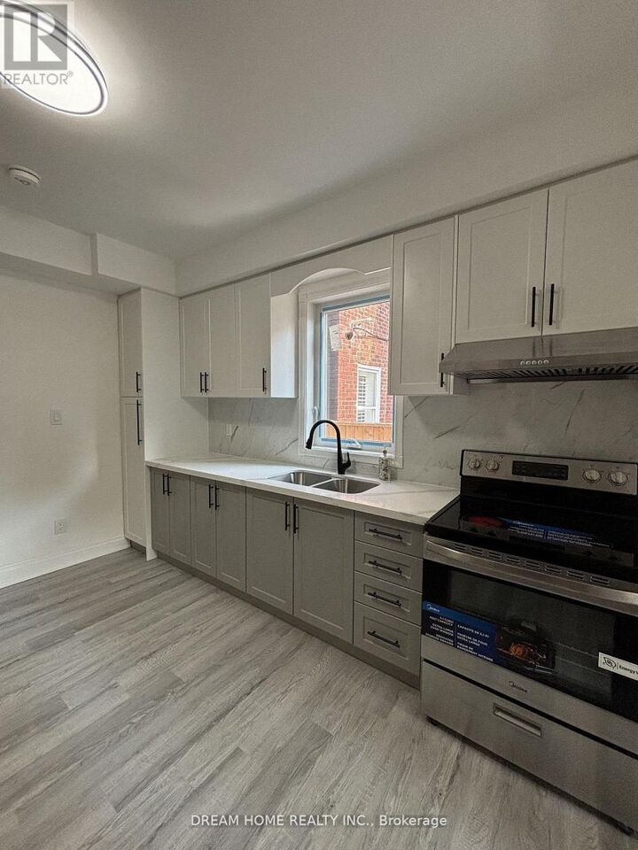 Property Photo:  262 Clinton Street 201  ON M6G 2Y6 
