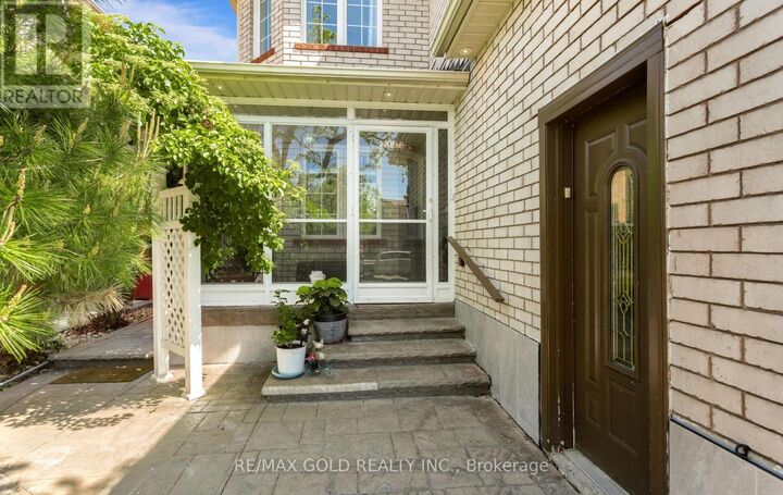 Property Photo:  702 Twain Avenue  ON L5W 1K7 