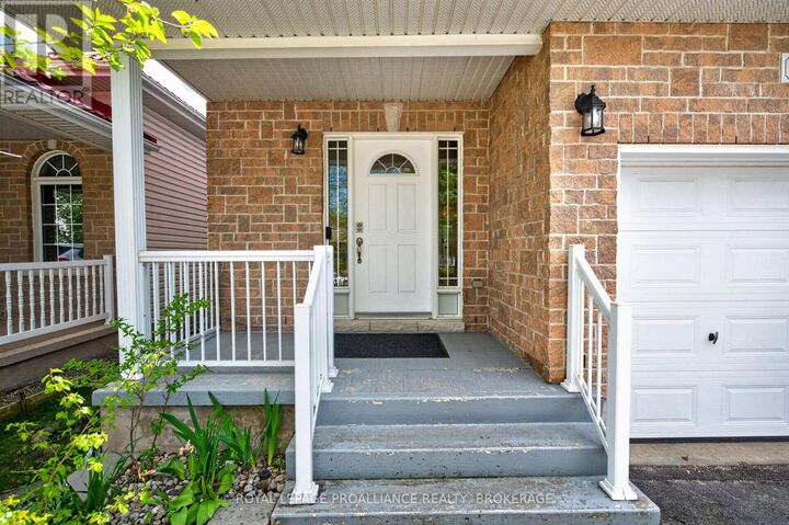 Property Photo:  435 Maureen Street  ON K7K 7M2 