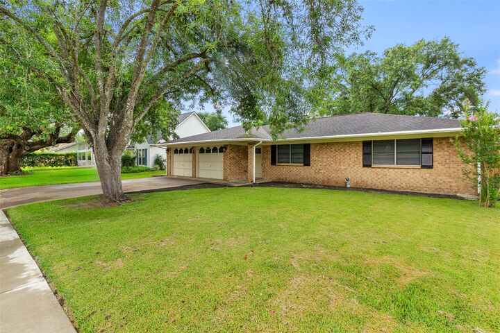 Property Photo: 416 E Myrtle Street TX 77515