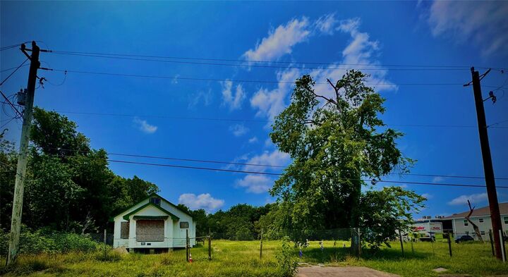 Property Photo: 5070 Sunflower Street TX 77033