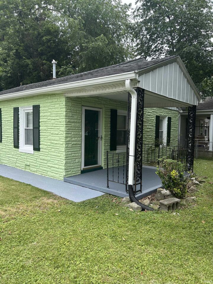 Property Photo:  1607 Keck Avenue  IN 47711 