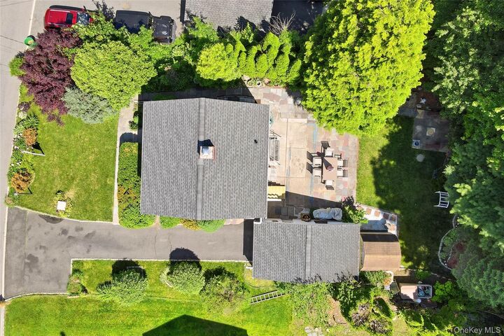 Property Photo:  30 Greenvale Circle  NY 10607 