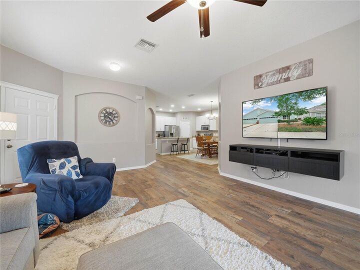 Property Photo: 6936 Surrey Oak Drive FL 33572