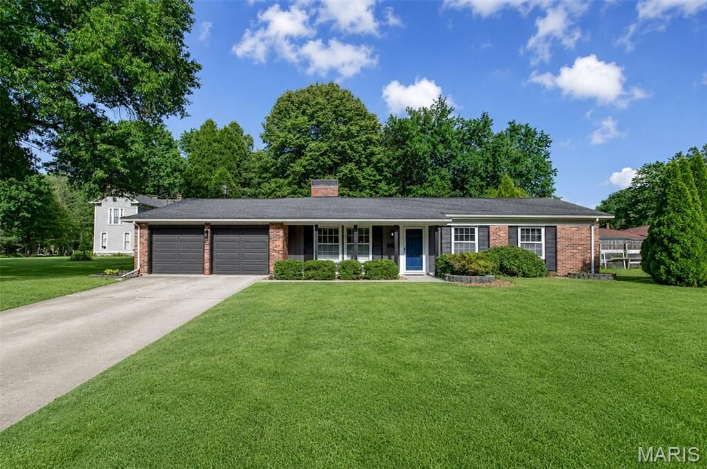Property Photo:  714 Hillsboro Avenue  IL 62025 