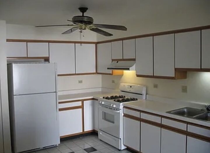 Property Photo:  995 S Pinetree Circle 995  IL 60089 