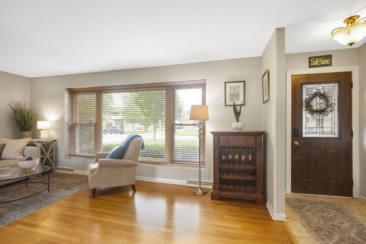 Property Photo:  1110 E Dogwood Lane  IL 60056 