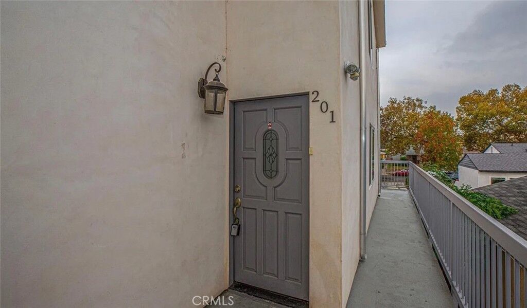 Property Photo:  242 W Linden Ave. 201  CA 91502 