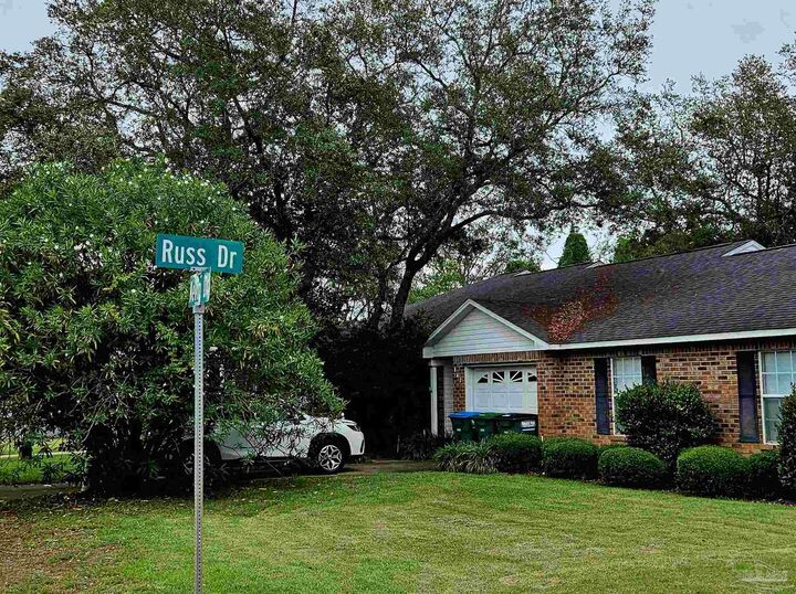 Property Photo:  147 Kevin Dr  FL 32561 